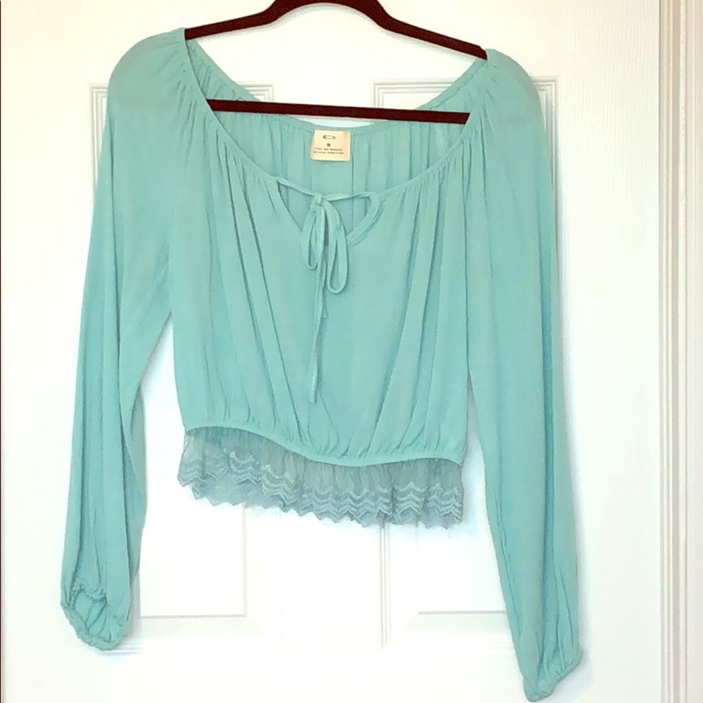 NWOT UO 🔹 Semi Cropped Blouse